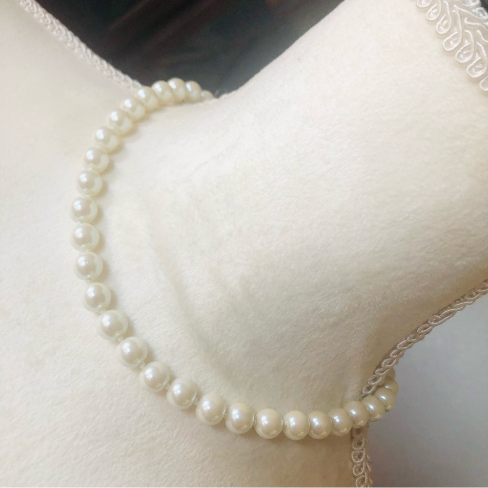Vintage Carolee white pearlescent knotted pearl necklace